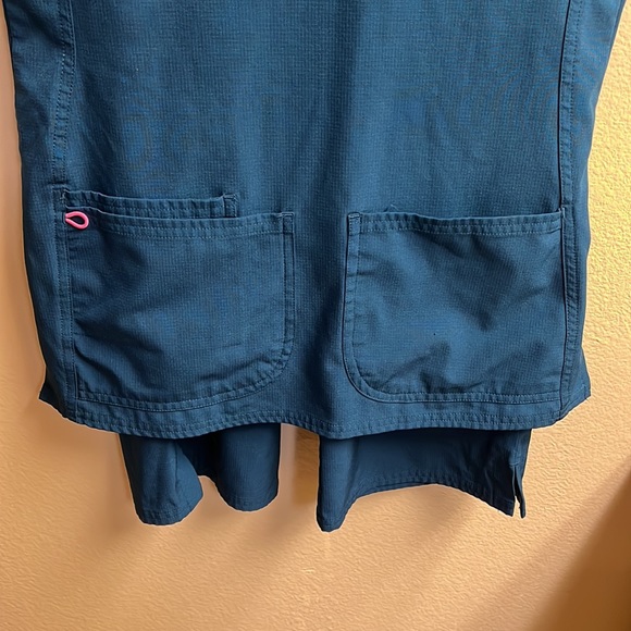 Heartsoul scrubs women’s Pitter-Pat shaped V-Neck top and pants - Picture 3 of 13